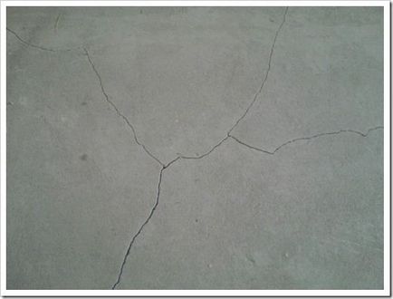 Як зміцнити стяжку, яка сиплеться, і чим закрити тріщини лопнула або бухтить стяжка підлоги - що