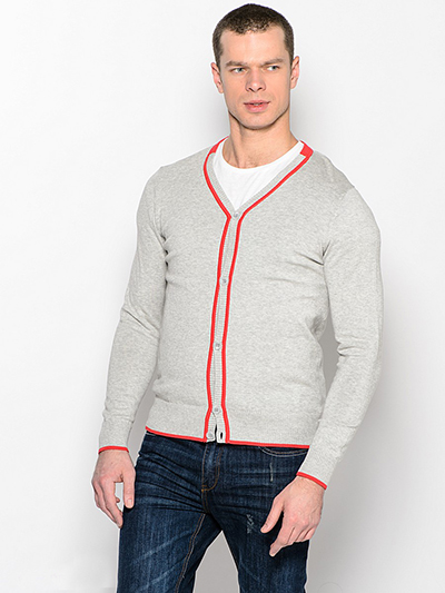 Cardigan cu tricou - prezintă o imagine masculină elegantă