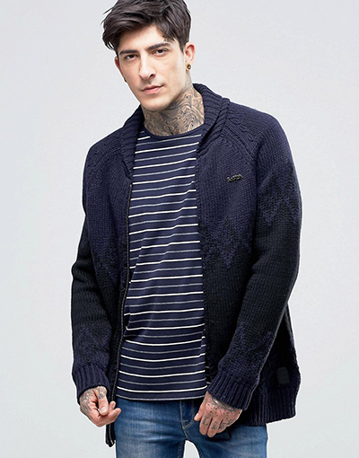 Cardigan cu tricou - prezintă o imagine masculină elegantă