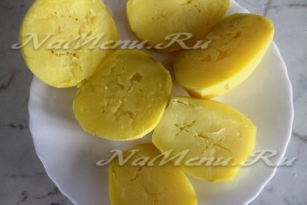 Cartofi umpluți cu ciuperci și brânză
