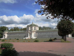 Palatul Kuskovo cu tarabe și sere