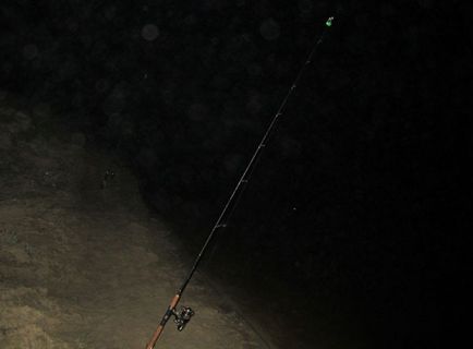 Fishing on Gyeszna a nyári melegben a nyári halászat az íny