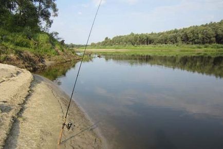 Fishing on Gyeszna a nyári melegben a nyári halászat az íny