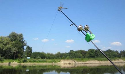 Fishing on Gyeszna a nyári melegben a nyári halászat az íny