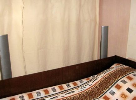 Маленька спальня в прохідній кімнаті - як зробити полог альков для ліжка