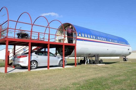 Un om și-a împlinit visul din copilărie și a construit o casă într-un avion