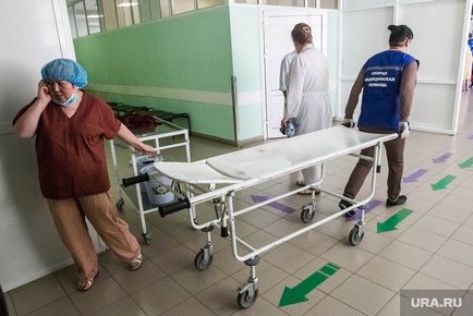 Pacientul reviziei spitalului din regiunea Sverdlovsk a căzut de la etajul cinci și sa prăbușit până la moarte