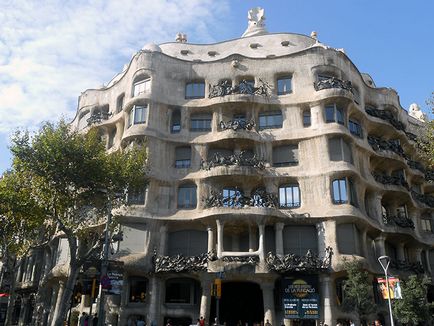 Pedrera este o capodoperă a lui Gaudi fără o singură linie dreaptă, espanglică