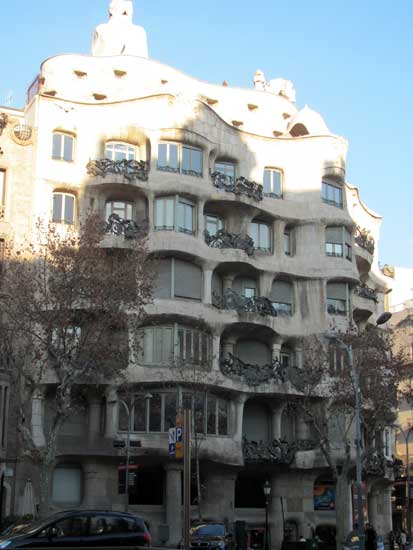 Pedrera este o capodoperă a lui Gaudi fără o singură linie dreaptă, espanglică