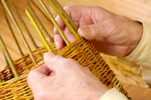 Szövőgyára edények (fonott, mester osztály) (edények szövés szőlő) Weaving kaspók (fonott, mesterkurzus)