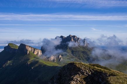 Treceri și porți dracului, trekking în munți