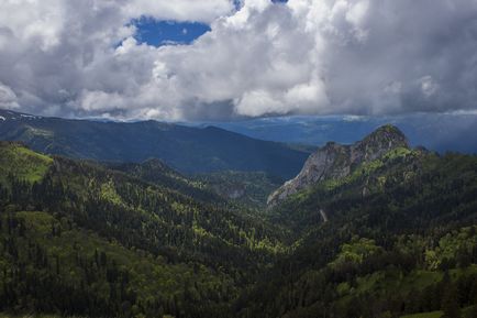 Treceri și porți dracului, trekking în munți