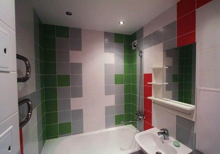 ПВХ (пластикові) панелі під плитку для стін у ванній кімнаті види, як класти (фото)