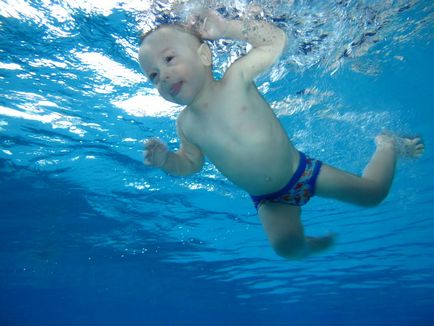 Дитину потрібно привчати до води як можна раніше, адже плавання - це життєво необхідний навик,