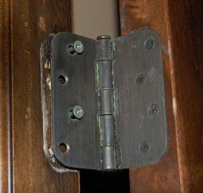 Repararea usilor de balcon din lemn, motivele pentru defectiunile lor si recomandari pentru indepartarea acestora