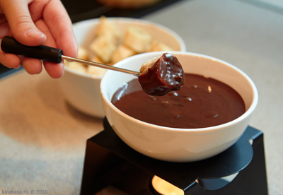 Retete pentru fondue de carne, brânză și ciocolată