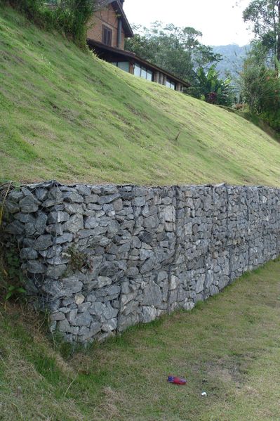 Рокарій - підпірна стінка