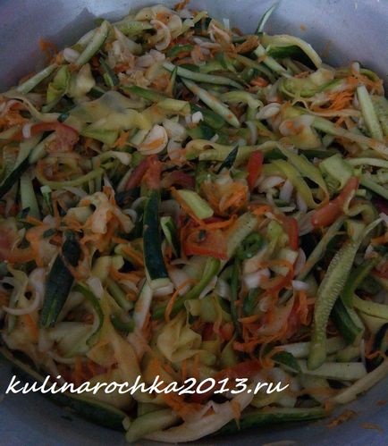 Salata de la dovlecei în coreeană pentru iarnă cu castraveți și roșii - gătim delicios, frumos și