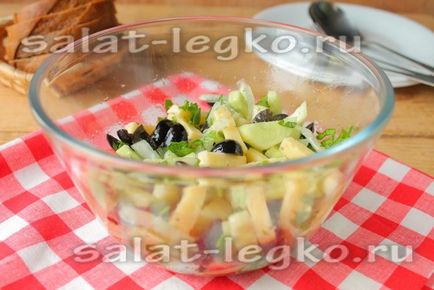 Салат з огірків з сиром і маслинами