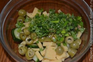 Салат з огірком сиром і оливками