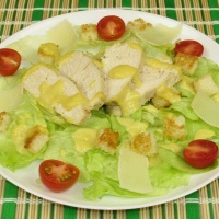 Caesar salata cu pui, 15 retete de salata de Caesar cu pui cu o fotografie
