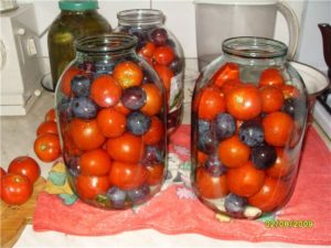 Самі перевірені рецепти - помідори з синіми сливами