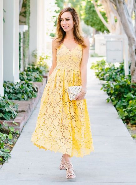 Cu ce ​​să purtați și să îmbinați o rochie galben strălucitoare