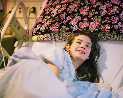 A nővér a vakbélgyulladás beteget eltávolítása után (utána) Nurse beteg után vakbél