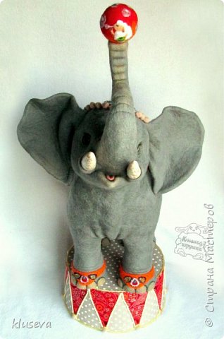 Elephant împăiat boche, țara maestrilor