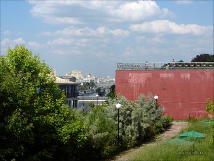 Оглядовий майданчик біля будівлі ран в москві