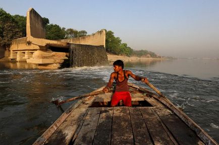 Fotografiile oribile de ghinion despre cum indienii ucid un râu sacru