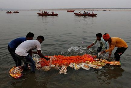 Fotografiile oribile de ghinion despre cum indienii ucid un râu sacru