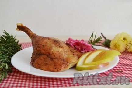 Качка з квашеною капустою в духовці - рецепт з фото