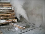 В чому полягає суть технології пропарювання деревини при виробництві шпону