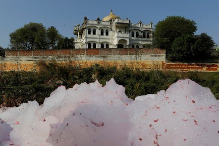 Toate culorile de noroi ca indienii ucid gangul sacru al râului - știri în fotografii