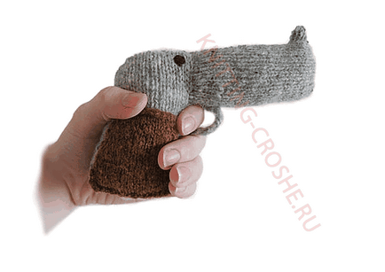 Tricotate Pistol cadou original la om cu propriile mâini