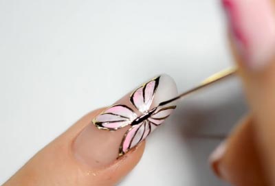 Artistice turnate pe unghii