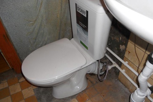 Cseréje WC házhoz (WC) Cseréje WC szállított házhoz