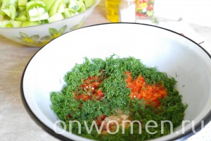 Зелені помідори з гірким перцем і часником на зиму рецепт з фото