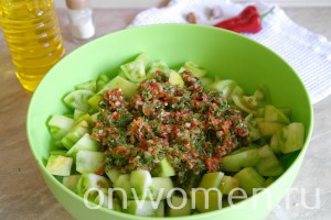 Зелені помідори з гірким перцем і часником на зиму рецепт з фото