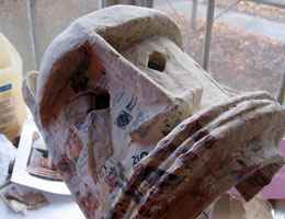 Măști africane de papier-mache cu mâinile lor - obiecte de artizanat interesante