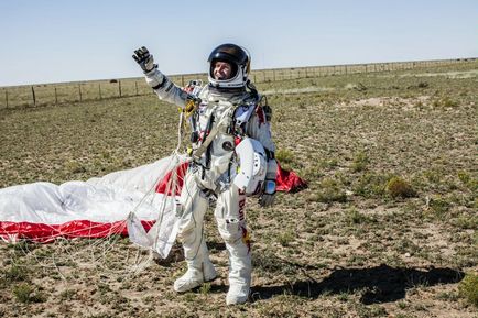 Skydiverul austriac a depășit viteza sunetului în cădere liberă de la o înălțime de 39 km