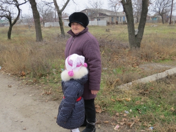 Бродячі собаки ледь не розірвали жінку з 5-річною дитиною (фото)