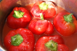 Întregul ardei cu coada într-o gustare de lume de tomate