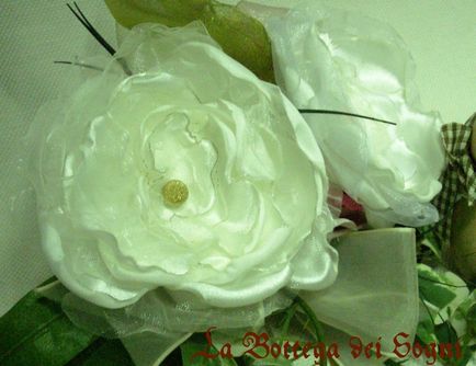 Flori de mătase pentru decorarea hainei