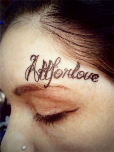 Дівчина зробила татуювання на обличчі в знак любові, умкра