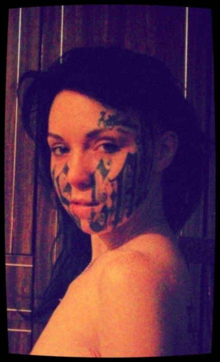 Fata făcu un tatuaj pe fața ei ca un semn al iubirii, umkra