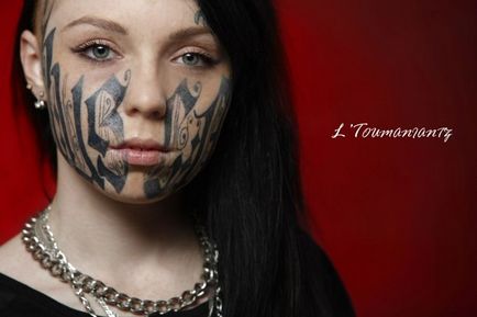 A lány kapott egy tetoválást az arcán, mint a szerelem jele, umkra