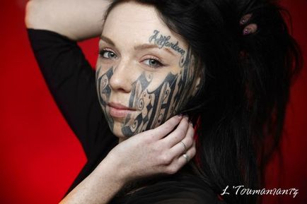 Дівчина зробила татуювання на обличчі в знак любові, умкра