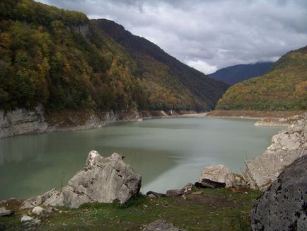 Drumurile din Abhazia sunt cascadele Shakuran și lacul Amtkel, cele mai bune fotografii sunt fotografiile și hărțile prin satelit